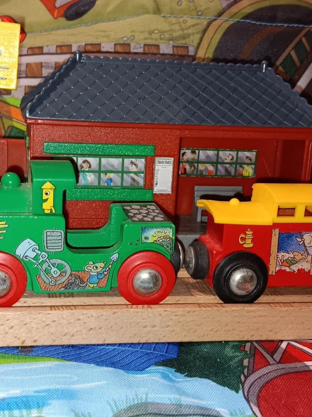 Brio Wooden Railway Trin TrackRichard Scarry Engine Caboose